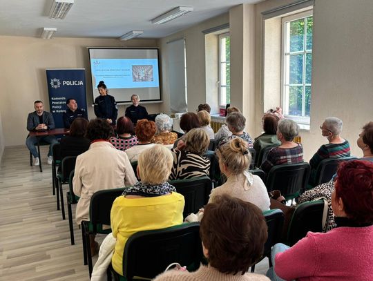 Policjanci zorganizowali debatę z seniorami poświęconą zagrożeniom, jakie niesie ze sobą korzystanie z Internetu Policjanci zorganizowali debatę z seniorami poświęconą zagrożeniom, jakie niesie ze sobą korzystanie z Internetu