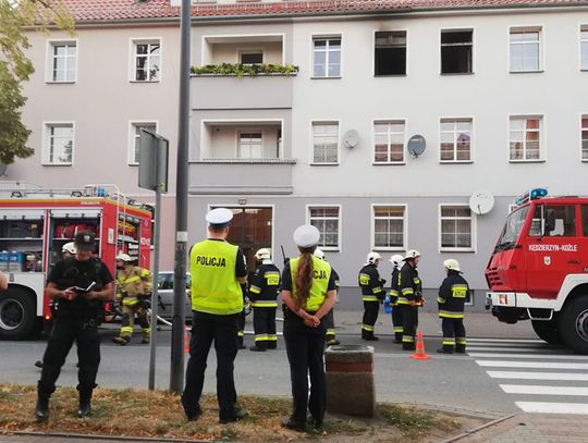 Policjant po służbie ruszył z pomocą mieszkańcom kamienicy, w której doszło do pożaru