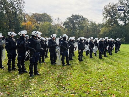 Policyjne szkolenia na stadionie w Sławięcicach. Ćwiczyli pod kątem zabezpieczenia imprez masowych