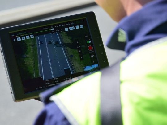 Policyjny dron pomoże dbać o bezpieczeństwo na drogach powiatu. Trwa akcja „Tydzień bezpieczeństwa pieszych”