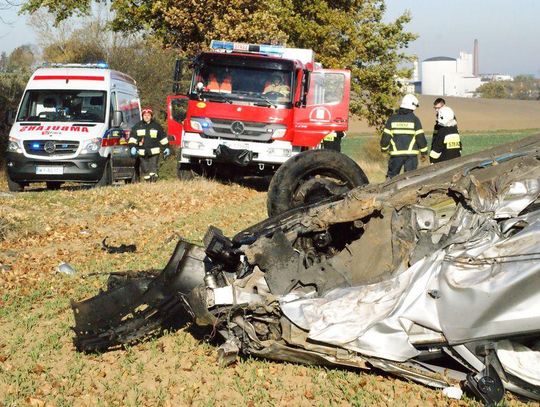 Policyjny pościg za oplem w Polskiej Cerekwi. Auto dachowało na polu. ZDJĘCIA