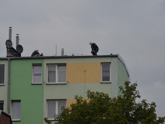 Policyjnym negocjatorom udało się nakłonić mężczyznę do zejścia z dachu. Jest pod opieką lekarzy