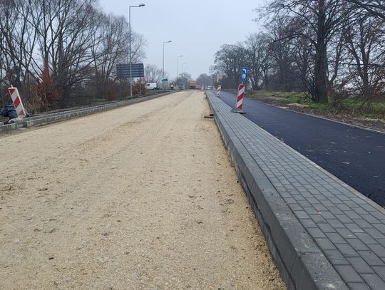 Półmetek remontu głównej drogi w Reńskiej Wsi. Drogowcy po godzinach swojej pracy dopuścili warunkowy ruch dla mieszkańców