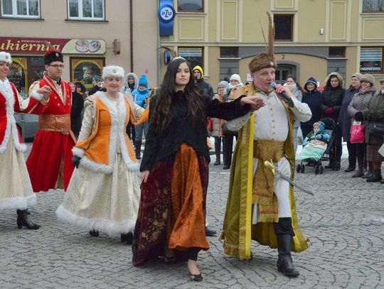 Poloneza czas zacząć! W czwartek maturzyści znów zatańczą na placu Wolności