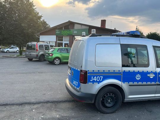 Polska Cerekiew: mężczyzna został raniony nożem w sklepie. Na miejscu interweniowały służby ratunkowe