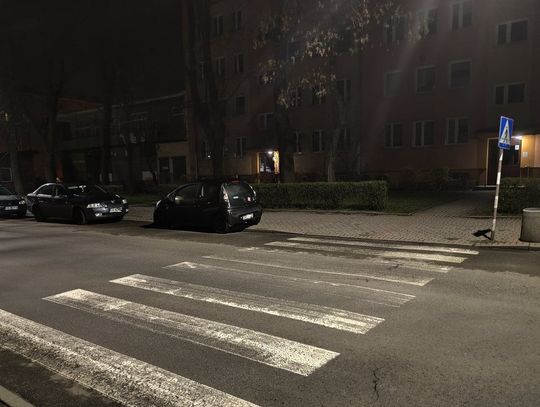 Pomimo parkingu, parkują samochody po drugiej stronie drogi, zasłaniając przejście dla pieszych