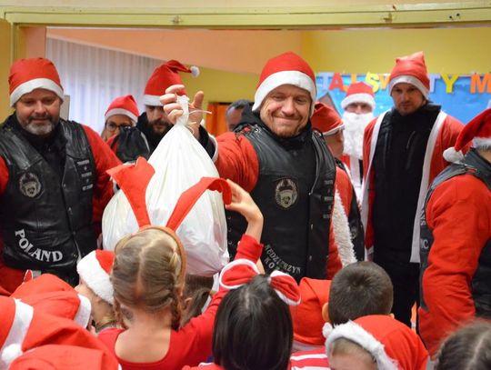 Pomocnicy Mikołaja na motorach zjeżdżają miasto, wręczając prezenty dzieciom. ZDJĘCIA