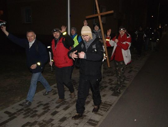 Ponad 130 wiernych wyruszyło z Kędzierzyna-Koźla na Ekstremalną Drogę Krzyżową