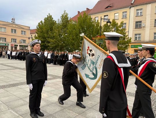 Ponad stu pierwszoklasistów z „Żeglugi” ślubowało na kozielskim Rynku. ZDJĘCIA