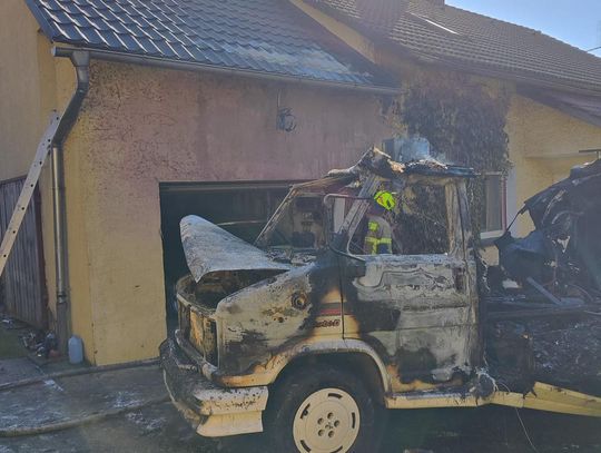 Poranny pożar kampera w Zakrzowie. Pojazd spłonął doszczętnie. ZDJĘCIA