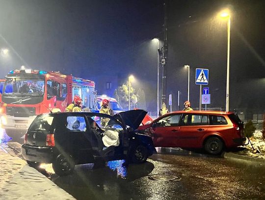 Poranny wypadek z udziałem dwóch osobówek. W wyniku zdarzenia poszkodowane zostały dwie osoby [FOTO]