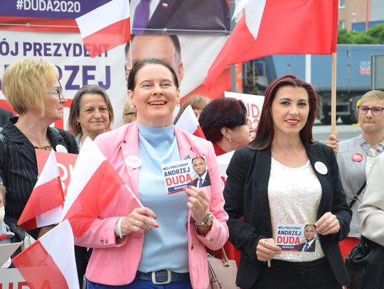 Poseł Violetta Porowska i sympatycy Prawa i Sprawiedliwości namawiali do głosowania na Andrzeja Dudę