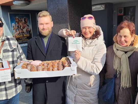 Poseł Violetta Porowska w Tłusty Czwartek rozdawała pączki mieszkańcom Kędzierzyna-Koźla. WIDEO