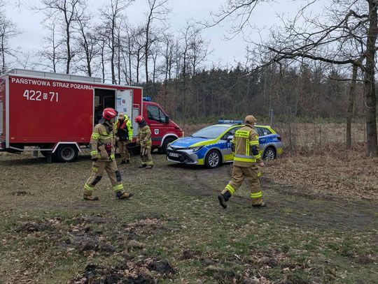 Poszukiwania nad jeziorkiem trwają. Wciąż nie wiadomo, do kogo należą pozostawione rzeczy