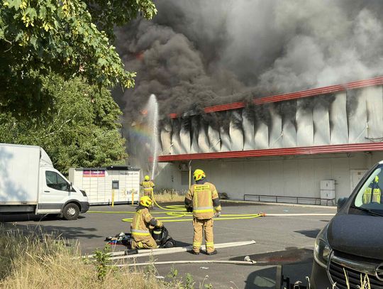 Potężny pożar hali magazynowej w Kędzierzynie-Koźlu. Ogień objął całą konstrukcję