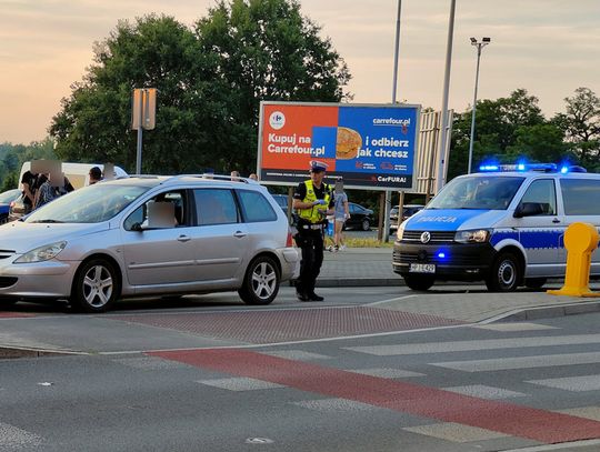 Potrącenie na ulicy Kozielskiej. Na miejscu pogotowie i policja. Jeden pas ruchu zablokowany