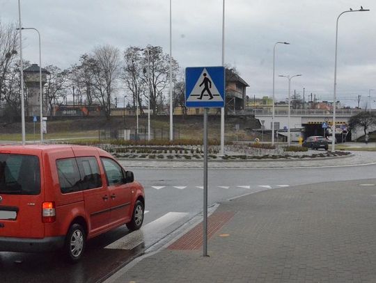 Potrącenie pieszego w centrum miasta. Młody mężczyzna doznał poważnego urazu czaszki