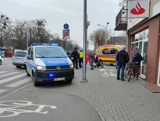 Potrącenie pieszej na alei Jana Pawła II. Ratownicy udzielają pomocy młodej kobiecie