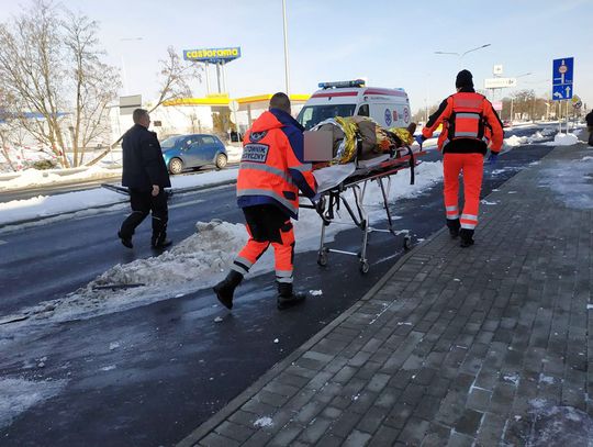 Potrącenie rowerzystki przy Shellu. Kobieta ranna w głowę zabrana do szpitala