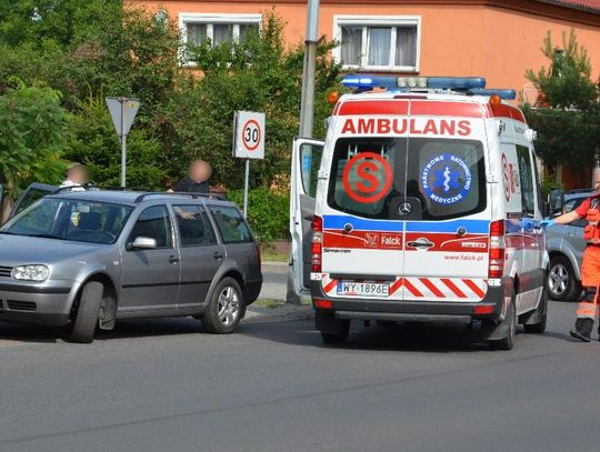 Potrącenie rowerzysty na ulicy Piastowskiej. Starszy mężczyzna zabrany do szpitala