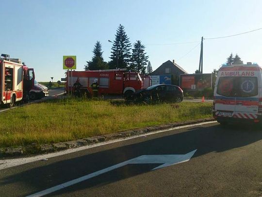 Poważnie wyglądający wypadek w Reńskiej Wsi. Osobówka zderzyła się z ciężarówką