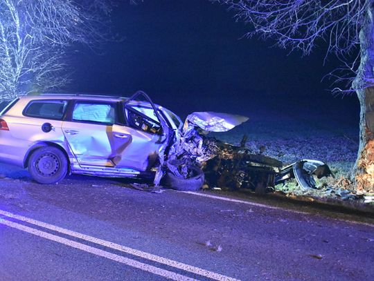 Poważny wypadek na drodze krajowej z udziałem BMW i volkswagena. Ranna kobieta zabrana do szpitala