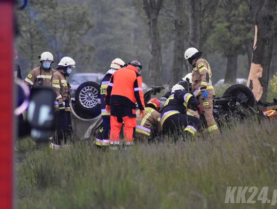 Poważny wypadek na drodze krajowej. Zmiażdżony samochód, lądował śmigłowiec