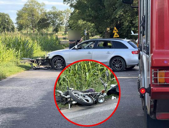 Poważny wypadek na drodze w Dębowej. Motocyklista uderzył w samochód i został zabrany do szpitala