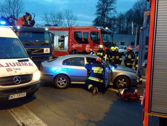 Poważny wypadek w Blachowni. Ciężarówka wjechała w skodę. ZDJĘCIA