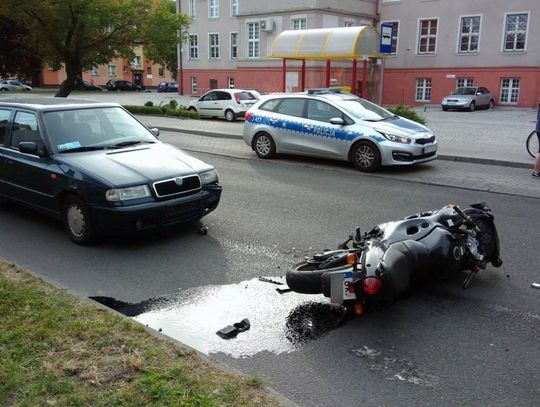 Poważny wypadek w centrum Kędzierzyna-Koźla. Motocyklista uderzył w rowerzystkę. ZDJĘCIA