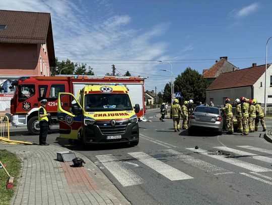 Poważny wypadek w Cisowej. Przewrócony samochód na skrzyżowaniu. Trwa akcja ratunkowa