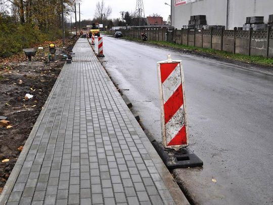 Powiat będzie pogłębiał przejazd pod wiaduktem w Rogach. Buduje też nowy chodnik