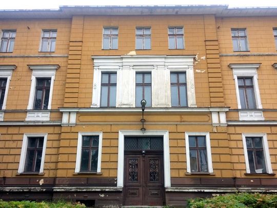 Powiat nie rezygnuje z planów sprzedaży budynku byłego internatu w Sławięcicach