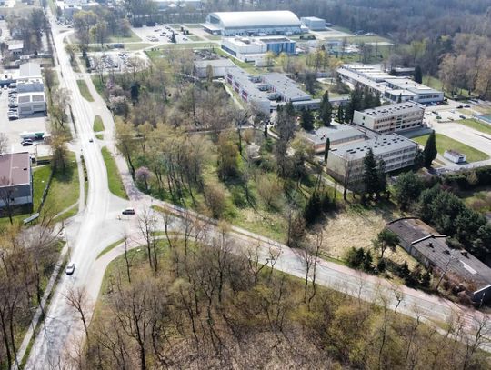 Powiat sprzedaje działkę przy ZSTiO. Cena wywoławcza to 1,5 miliona złotych - w grze market Dino