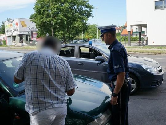 Powiedział, że sprzedaje garnki. Gdy staruszka wpuściła go do domu, skradł jej pieniądze