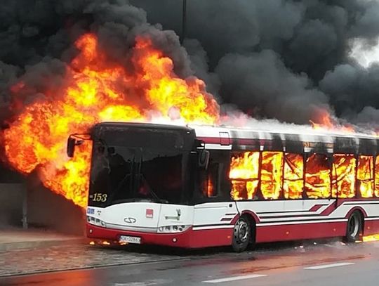 Pożar autobusu MZK na Pogorzelcu! Ulica Kozielska zablokowana dla ruchu pojazdów. ZDJĘCIA, WIDEO