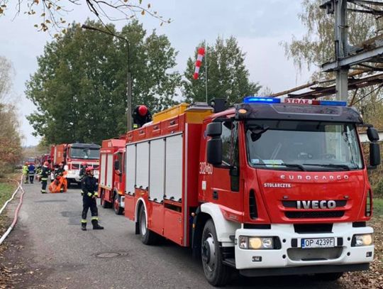 Pożar dachu na terenie zakładów przemysłowych w Blachowni. W akcji osiem zastępów straży pożarnej