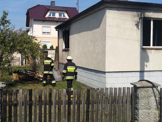 Pożar domu jednorodzinnego w Cisowej. "Płomienie wychodziły oknami". Właściciel w szpitalu. FOTO. WIDEO