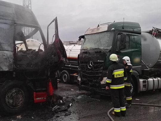 Pożar dwóch autocystern w bazie transportowej. W akcji siedem zastępów straży pożarnej. ZDJĘCIA