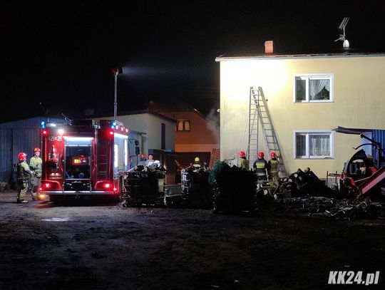 Pożar elewacji budynku mieszkalnego. Nocna interwencja straży pożarnej w Starym Koźlu