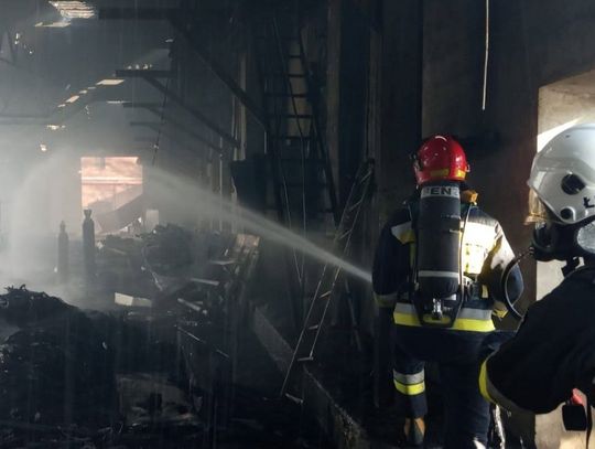 Pożar hali produkcyjnej w Pawłowiczkach może potrwać aż do jutra. W akcji ponad 30 zastępów straży