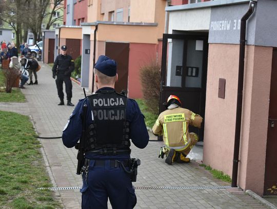 Pożar i duże zadymienie w bloku. Strażacy interweniują w Śródmieściu