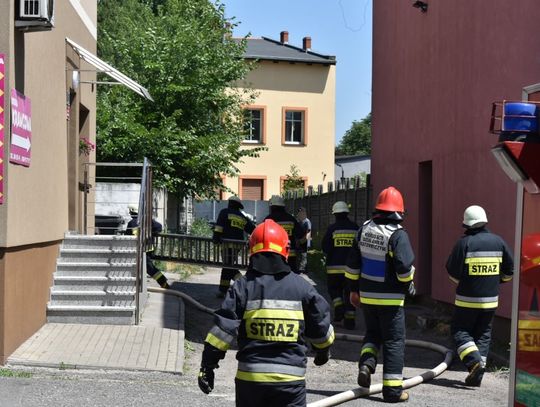 Pożar kamienicy w centrum Kędzierzyna. Strażacy ewakuowali ludzi z budynku. ZDJĘCIA