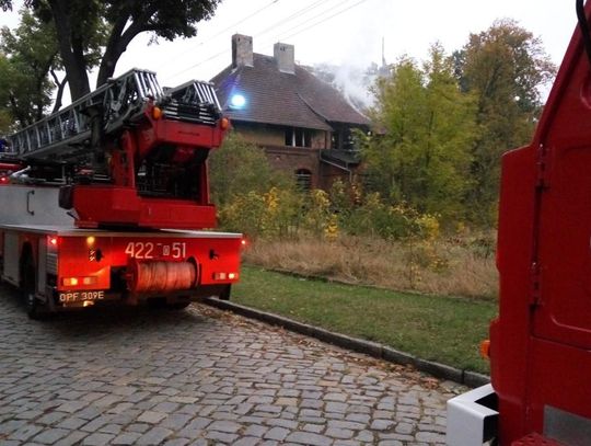 Pożar kamienicy w Koźlu Porcie. W akcji pięć zastępów straży pożarnej. ZDJĘCIA