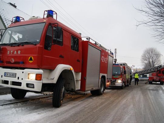 Pożar komina na Pogorzelcu. Strażacy wyłączyli z ruchu ulicę Sobieskiego. ZDJĘCIA