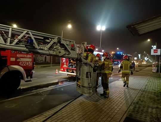 Pożar komina w budynku przy Kozielskiej. Ewakuacja mieszkańców i utrudnienia na drodze. ZDJĘCIA