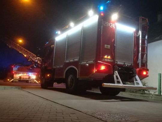 Pożar komina w domu jednorodzinnym. Nocna akcja strażaków w Kłodnicy. ZDJĘCIA