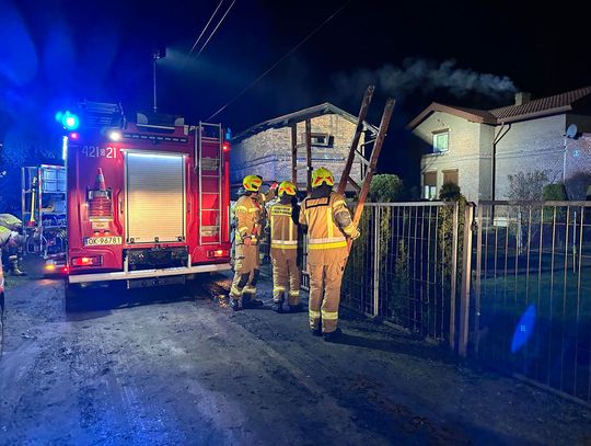 Pożar komina w domu przy ulicy Kolejowej. Na miejscu zastępy straży pożarnej