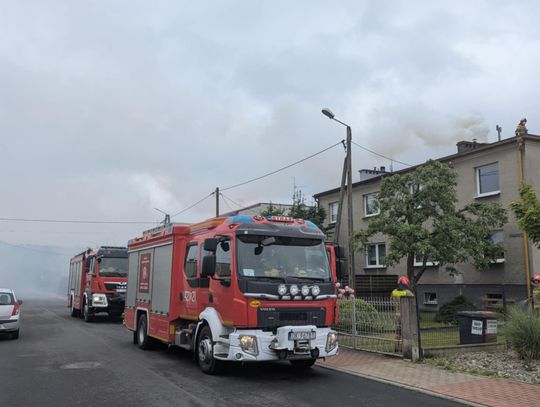 Pożar komina w domu przy ulicy Zgodnej. Na miejscu pracują zastępy straży pożarnej