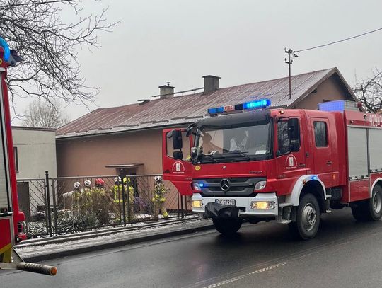 Pożar komina w Zakrzowie. Na miejscu interweniowały cztery zastępy strażaków